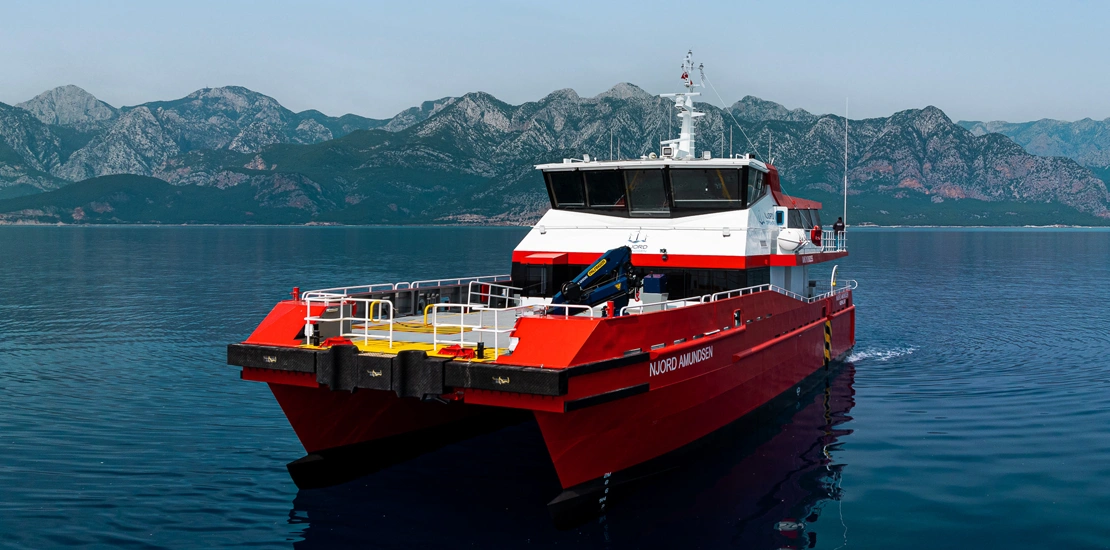 NJORD 32 CTV maintaining stability at zero speed during offshore operations